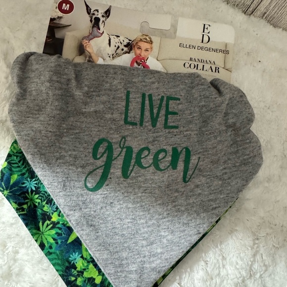 Dog apparel by ELLEN DEGENERES ~ NEW Double Bandana Dog Collar ~ Size Medium

* - Picture 1 of 10